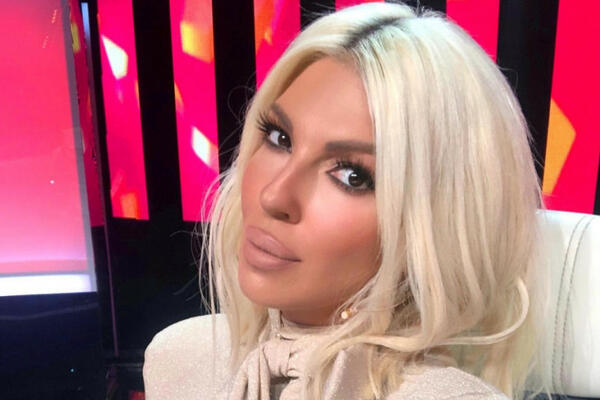 OBUĆENA DO GRLA, I DALJE HOT! KARLEUŠA IZNENENADILA NOVOM KOMBINACIJOM: Uozbiljila se!?