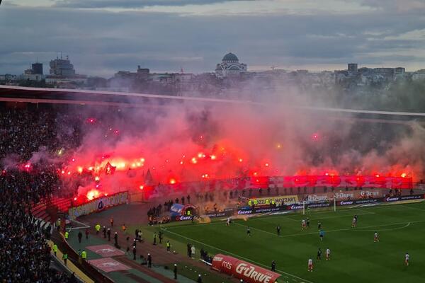 JOŠ JEDNA AKCIJA DELIJA! Navijači Zvezde bakljama OBASJALI severnu tribinu! (VIDEO)