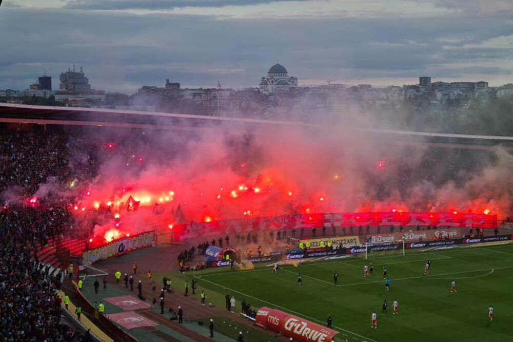 JOŠ JEDNA AKCIJA DELIJA! Navijači Zvezde bakljama OBASJALI severnu tribinu! (VIDEO)