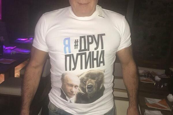 KAKO VETAR DUNE: Mima Karadžić se slikao u Putinovoj majici, a ranije snimao spot o NATO!