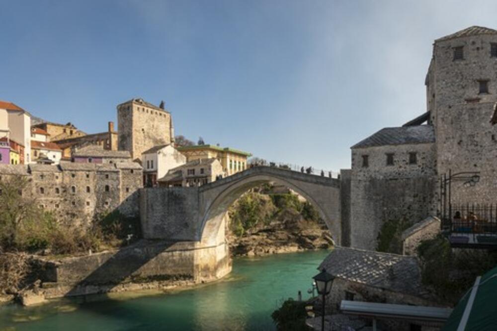 TEŠKA NESREĆA U MOSTARU: Devojka pala sa stene u Neretvu