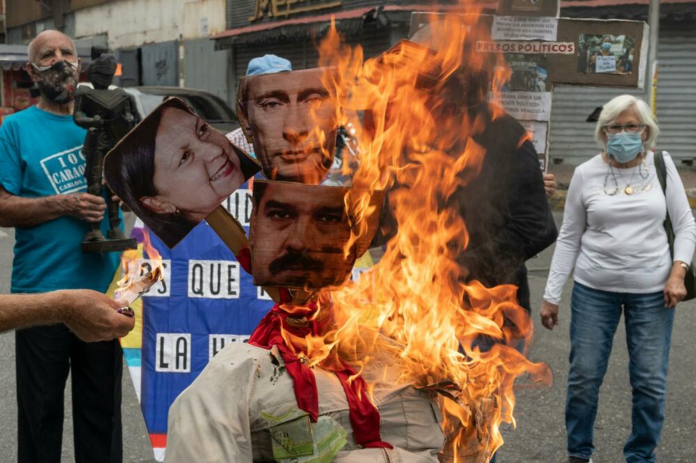 LUTKA SA PUTINOVIM LIKOM SPALJENA NA JUDINOJ LOMAČI: Čudna TRADICIJA za vreme USKRSA, evo i šta ZNAČI! (FOTO)