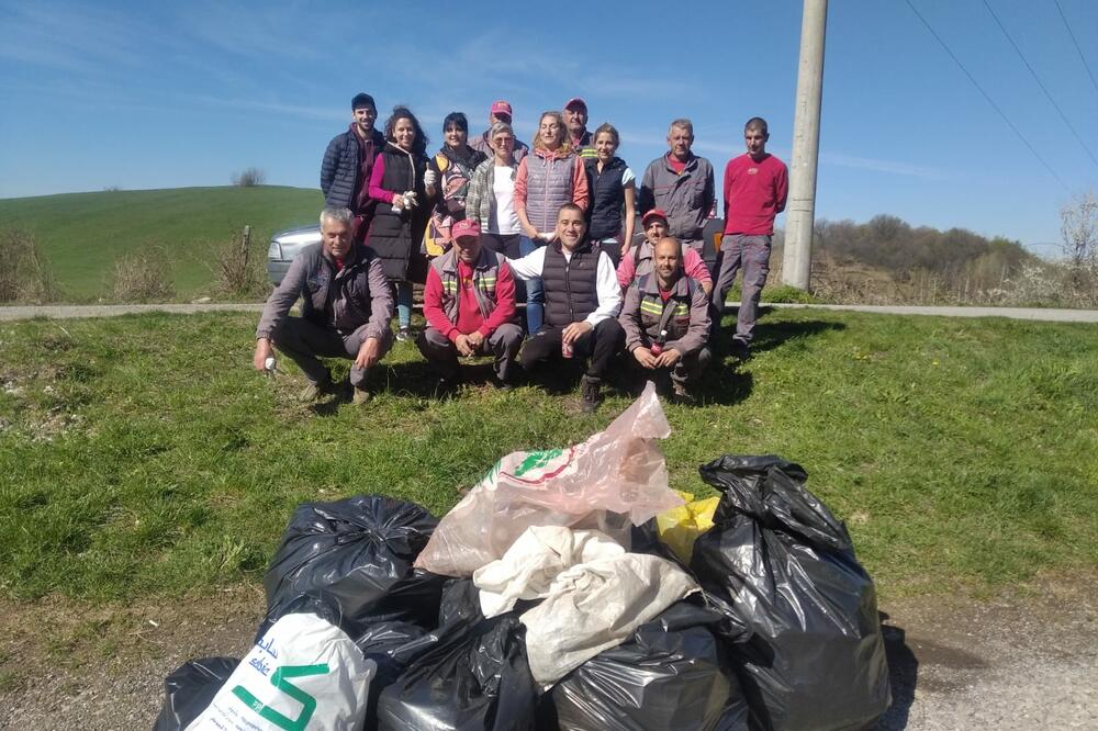 KO ODLUČI DA DOĐE NA PLANINU, NE TREBA DA VIDI GOMILU SMEĆA! Ivo Car okupio komšije, uradili su sjajnu stvar (FOTO)