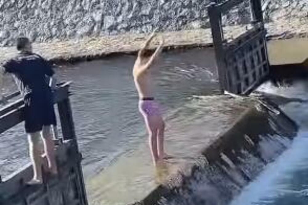 NOVA VAROŠ SE ZABELELA USRED APRILA, A MLADIĆ SE KUPA U ĐETINJI: Tek kad čujete zbog čega je ušao u reku (VIDEO)