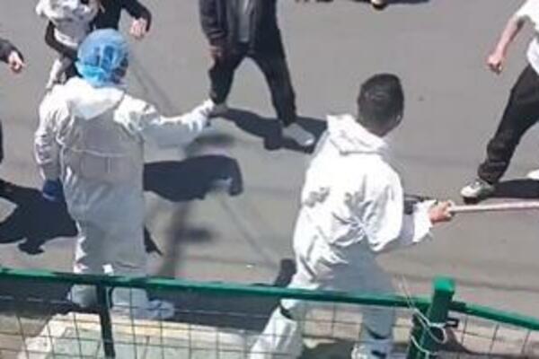 HAOS KAKAV SE NE PAMTI, UZEO MOTKU, PA LOMI! Da li ste videli ovaj jezivi snimak? (VIDEO)