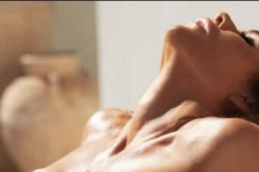 "VIDEO ME JE GOLU, VOLI DA GA GRLIM": Majka objavila DISKUTABILNU fotku sa SINOM, RADE TO (FOTO)