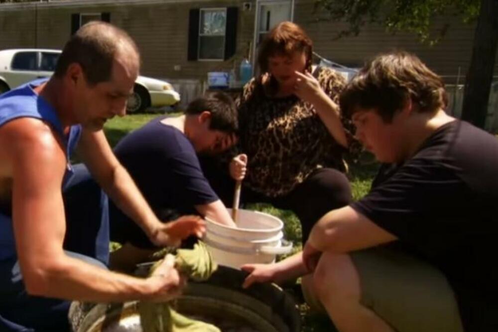 OVA PORODICA UOPŠTE NE KORISTI TOALET PAPIR: Kupaju se u istoj VODI, a razlog će vas ZGRANUTI (VIDEO)