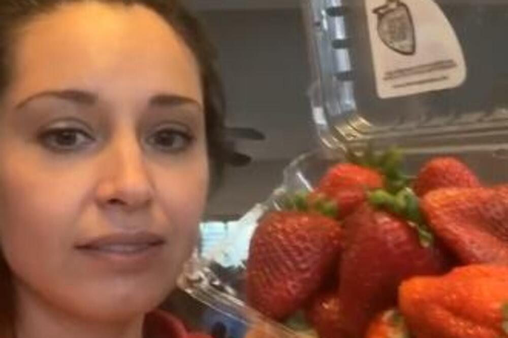STAVILA JE JAGODE U SLANU VODU, PA DOŽIVELA NAJVEĆE MOGUĆE GAĐENJE: Iz njih je izlazila ŽIVA STVAR (VIDEO)