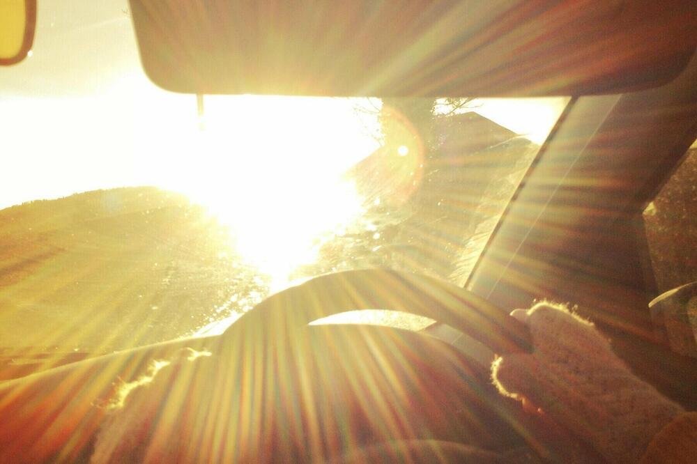 OVE NAOČARE SU NEOPHODNE SVAKOM VOZAČU: Sprečavaju zaslepljenost od farova, svetala i sunca! Samo 1.049 din!