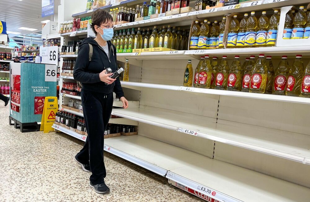 Prazni rafovi u prodavnici 