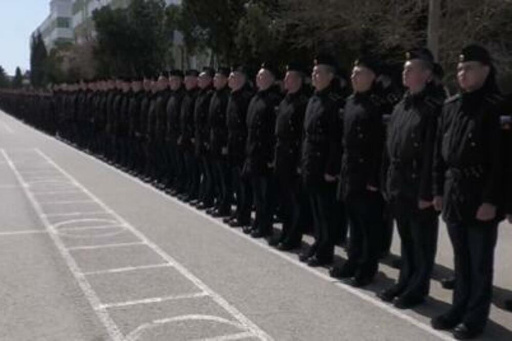 OBJAVLJEN SNIMAK PREŽIVELIH SA KRSTARICE MOSKVA: Mornari prikazani prvi put od potonuća LEGENDARDNOG broda! (VIDEO)