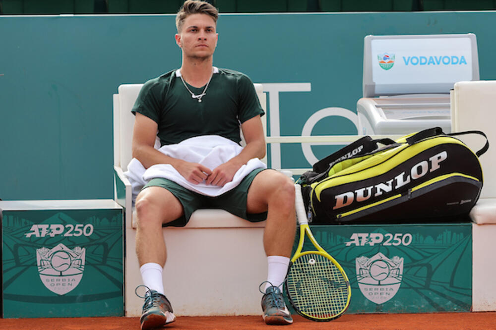 POVREDA JE BILA JAČA: Kecmanović predao meč Sineru!