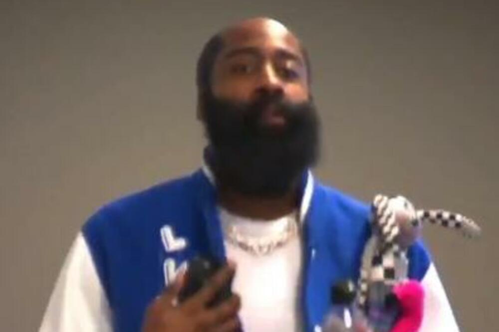 MA DAJ! Ovo je ludo! Odevna kombinacija KOJA ĆE VAS NASMEJATI! Znamo za cvet na reveru, ali plišani zeka... (VIDEO)