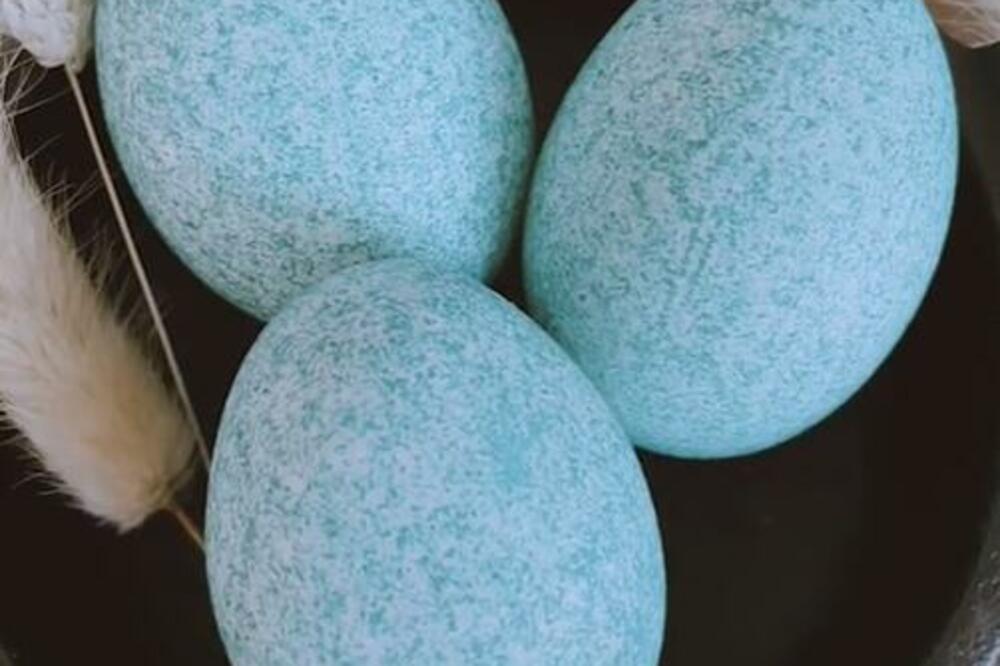 HIT TRIK ZA FARBANJE JAJA: Kako da ih ukrasite na najlakši način, a da se ne isprljate!