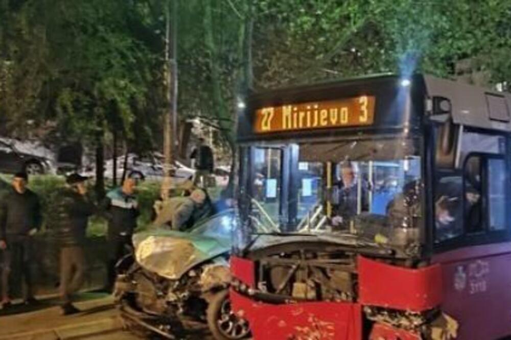 DETALJI STRAVIČNE NESREĆE U MIRIJEVU: Autobus gurao auto 50 metara, vatrogasci pokušavaju da dođu do POVREĐENIH!