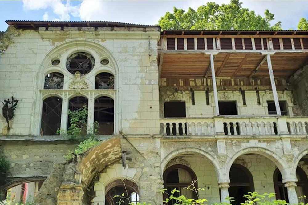 DVORAC U VOJVODINI KRIJE SABLASNU MISTERIJU VELIKOG PROKLETSTVA: Jezive priče o DUHOVIMA i danas lede KRV! (FOTO)