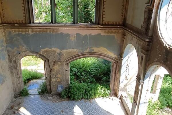 NEKADA LUKSUZ, DANAS RUINA: Dvorac u Beočinu krije JEZIVE TAJNE, meštani ga izbegavaju u širokom luku zbog... FOTO