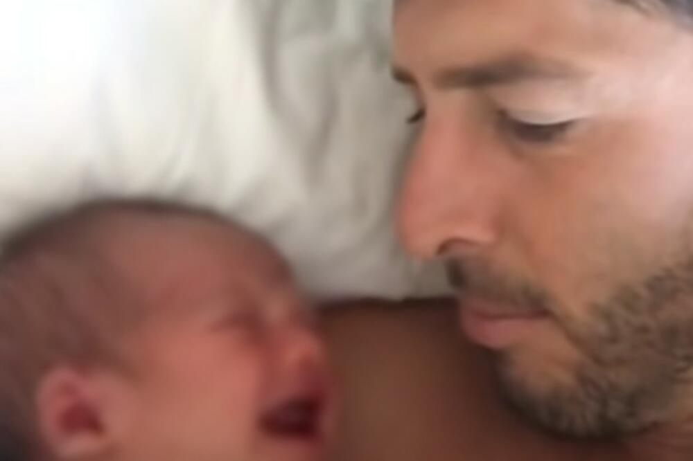 USPEO JE DA USPAVA BEBU ZA SVEGA 30 SEKUNDI: Način na koji je to uradio, mnoge je BACILO NA NOGE (VIDEO)