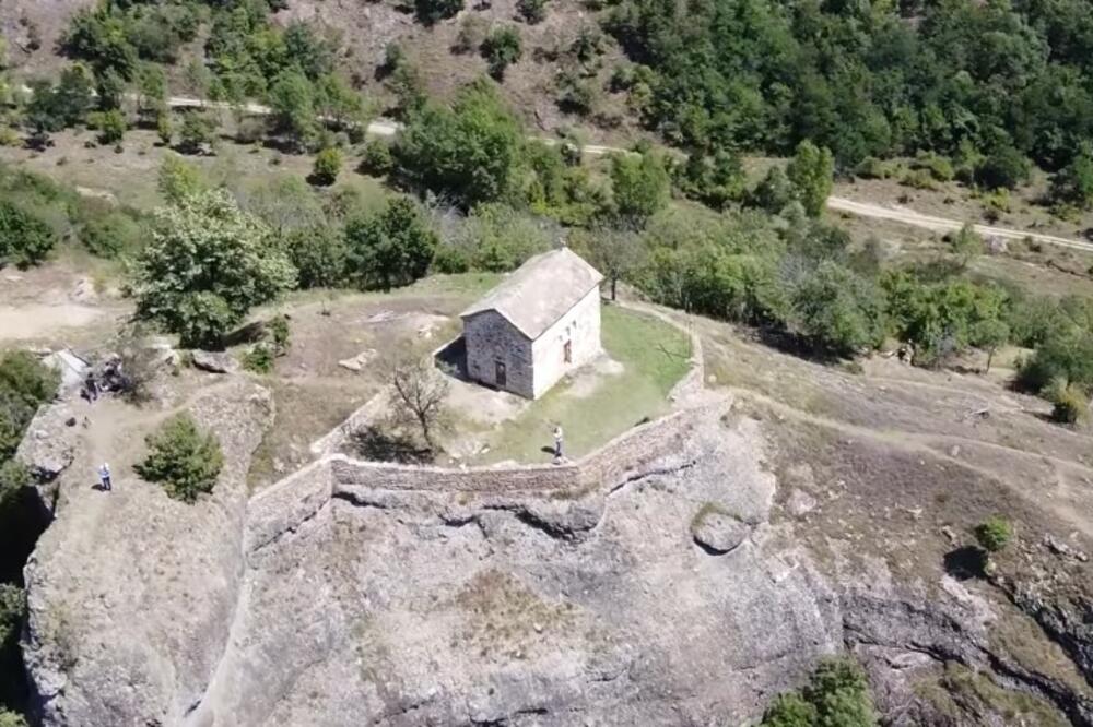 U OVOJ CRKVI U SRBIJI NIKO SE NE VENČAVA I NE KRŠTAVA: Zbog ove TRAGIČNE ljubavne priče mnogi i danas plaču! (FOTO)