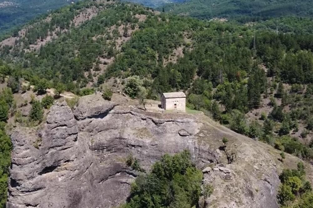 U OVOJ SRPSKOJ CRKVI SE NIKO NE VENČAVA NITI KRŠTAVA: Kažu da je ovo mesto GDE VAS NI VRAG NE ČUJE! (FOTO)