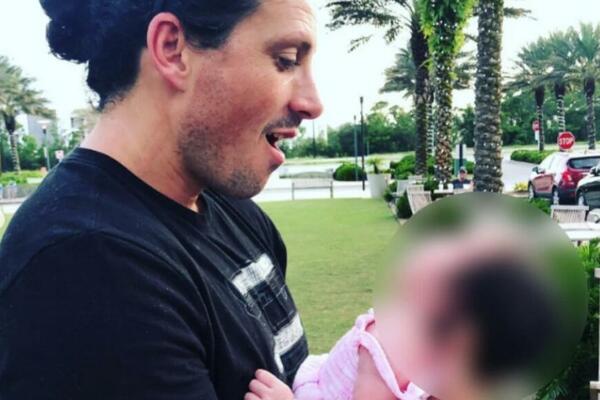 BEBA ROĐENA DRUGAČIJA OD DRUGIH, ODMAH SU TO PRIMETILI NA NJOJ: Lekari su stajali u redu da je vide (FOTO)