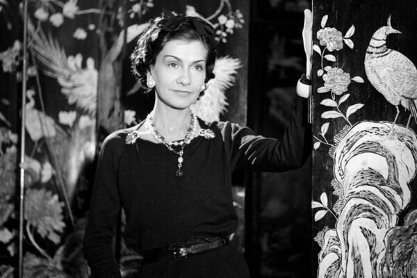 PRIČALA S MRTVIMA, SAHRANJIVALA LUTKE: Istina o ovoj poznatoj dami LEDI KRV U ŽILAMA! (VIDEO)