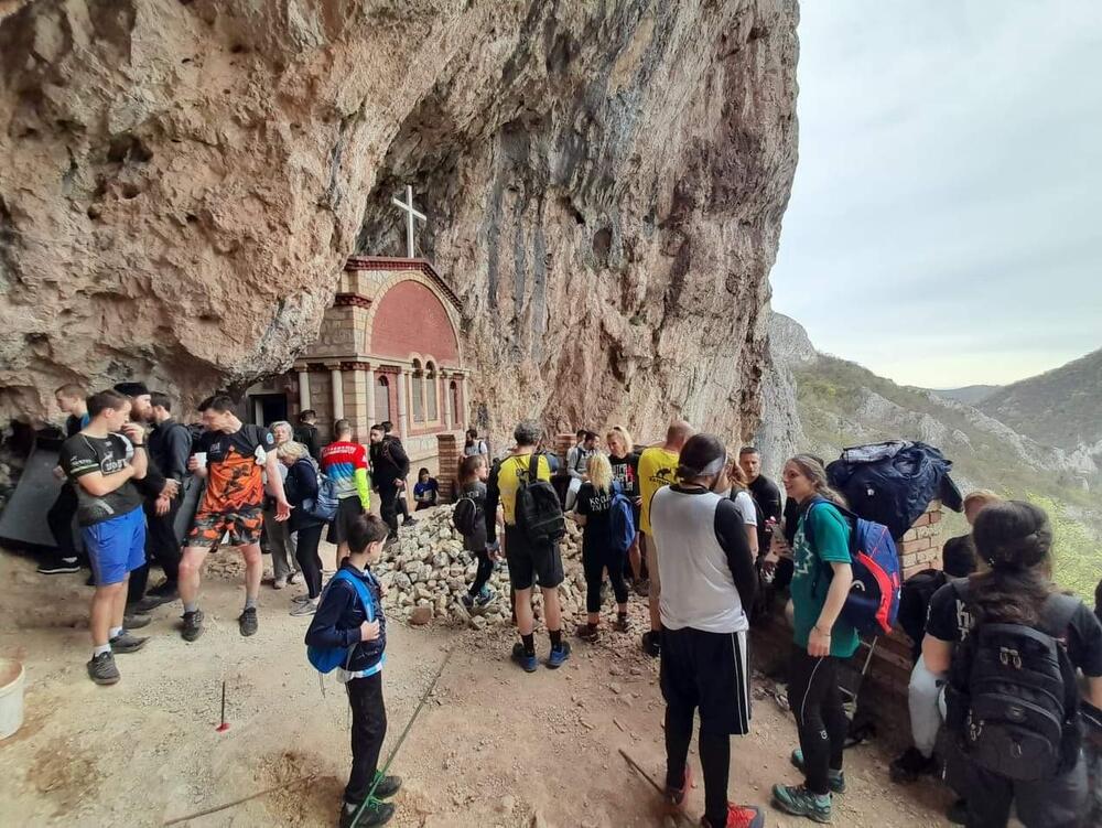 Vernici na rukama i leđima preneli na hiljade cigli