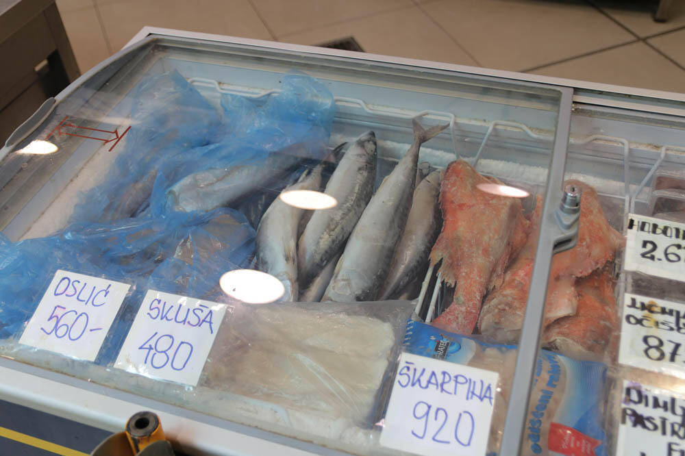 Šaran 600, som 1.200, a tek da vidite koliko je čorba: Ribarnice tokom Vaskršnjeg posta nude i jednu uslugu