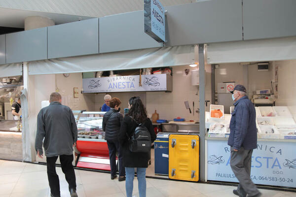 GOSPOĐA UŠLA U RIBARNICU I PITALA PRODAVCA: "Pošto karaš?" Usledio je odgovor zbog koga se smeje cela nacija