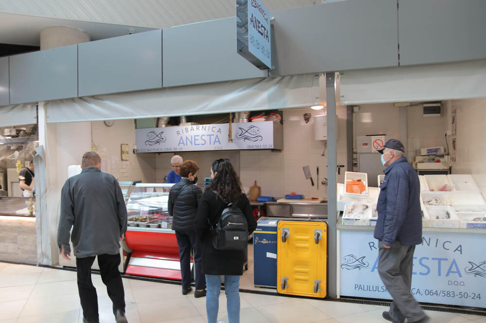 GOSPOĐA UŠLA U RIBARNICU I PITALA PRODAVCA: "Pošto karaš?" Usledio je odgovor zbog koga se smeje cela nacija