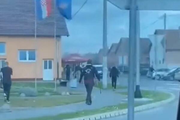 RUŽNE SCENE U HRVATSKOJ! Tuča navijača Dinama i Hajduka, a meč tek treba da se igra! (VIDEO)