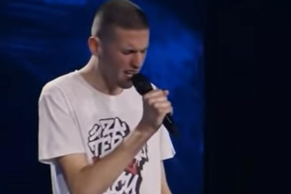 DAME I GOSPODO GLEDATE SNIMAK KOJI JE OBORIO NACIJU SA NOGU: Ovaj dečko ima PRETUŽNU životnu priču, a peva kao BOG!