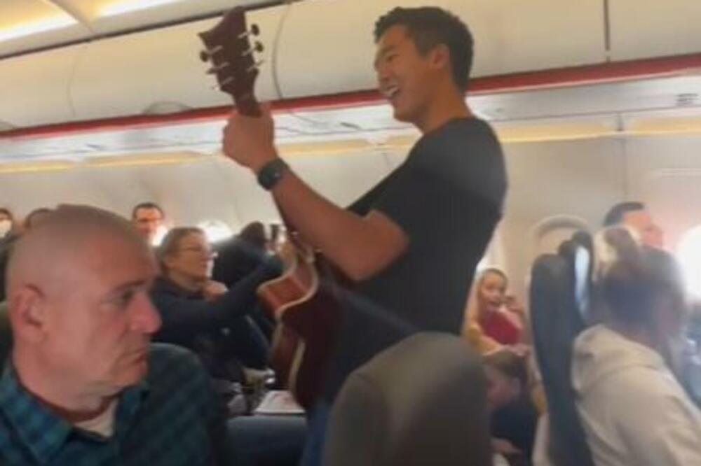 UZEO GITARU, ZAPEVAO, PA NAPRAVIO HAOS U AVIONU: Prava DRAMA SE ODIGRALA, reagovala AMERIČKA ZVANIČNICA (VIDEO)