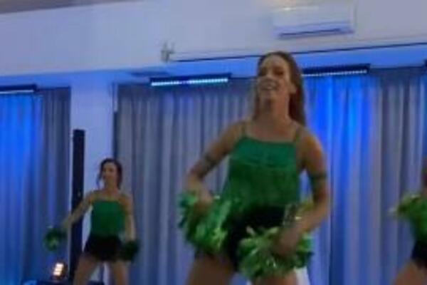 MLADA NAPRAVILA POTEZ KOJI JE MNOGE ŠOKIRAO NA SVADBI: Ni venčanica ni štikle joj nisu SMETALE DA URADI OVO! VIDEO