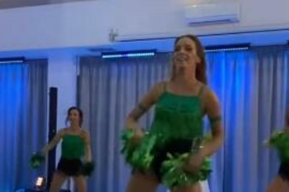 MLADA NAPRAVILA POTEZ KOJI JE MNOGE ŠOKIRAO NA SVADBI: Ni venčanica ni štikle joj nisu SMETALE DA URADI OVO! VIDEO