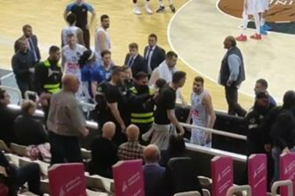 SKANDALOZNE SCENE IZ ANDORE: Navijači Budućnosti hteli da BIJU svog igrača, Džikić sprečio veći INCIDENT! (VIDEO)