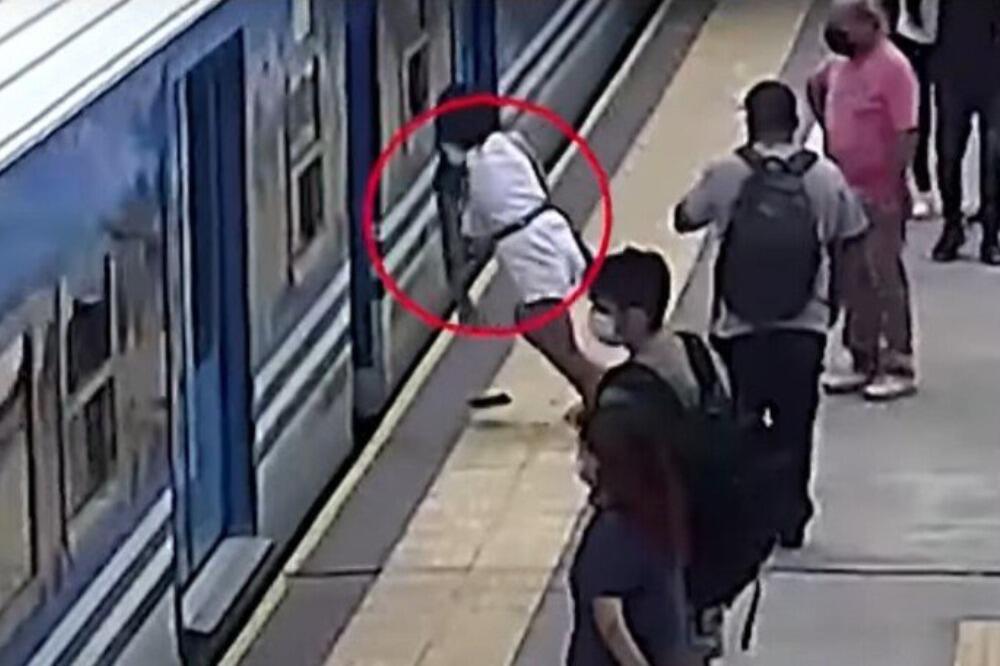 ŽENA ZAVRŠILA POD VOZOM, SEKUNDE SU JE DELILE OD UŽASNE SMRTI: A onda se desilo čudo (UZNEMIRUJUĆI VIDEO)