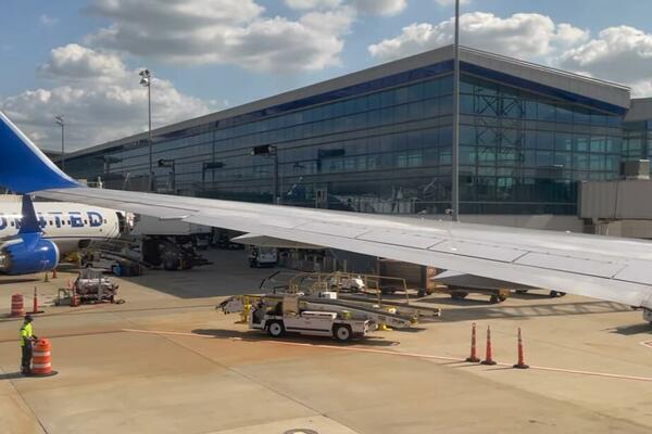 BOING MORAO HITNO DA SLETI NA PUTU DO BEČA: Otkazao mu motor! (VIDEO)