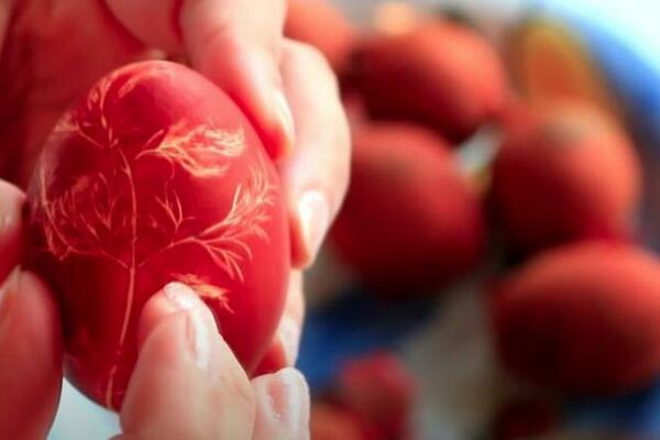 ZAŠTO SE ZA VASKRS FARBAJU JAJA U CRVENO? Sve je počelo od MARIJE MAGDALENE i korpe sa jajima koju je NOSILA U RIM