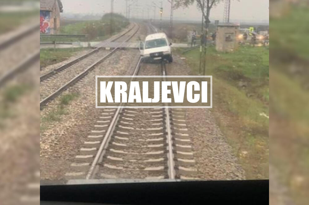 "HTEO ČOVEK PREČICOM": Neverovatna slika sa PRUŽNOG PRELAZA u Srbiji! Šta se OVDE zapravo DOGODILO?! (FOTO)