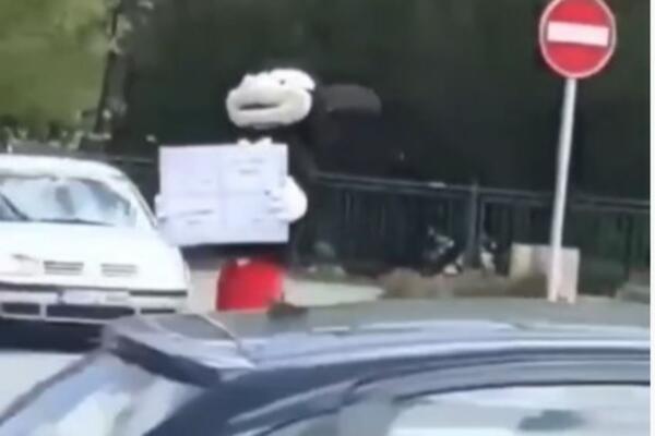 NEVIĐENA SCENA U KOMŠILUKU: Obukao se u kostim MIKI MAUSA i držao TRANSPARENT sa OVIM REČIMA! (VIDEO)