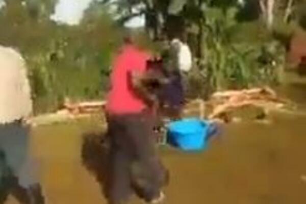 PRIŠLA DA ODBRANI SINA, PA DOBILA BATINE OD MUŽEVLJEVE PORODICE: Horor je DOŽIVELA (UZNEMIRIJUĆI SNIMAK)