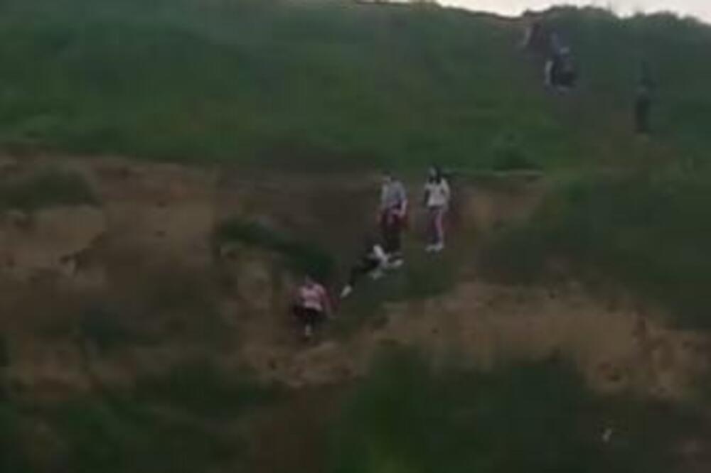 "DA VIDE RODITELJI, OVO NIJE ŠALA": Zaledićete se kada vidite ŠTA RADE OVA DECA, SVAŠTA JE MOGLO DA SE DESI (VIDEO)