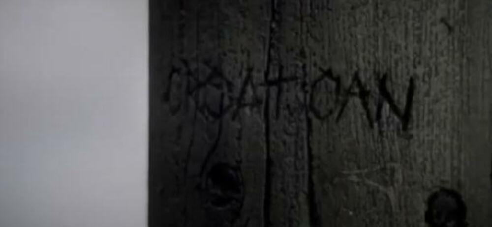 Reč 'Croatoan' izrezbarena u drvetu 