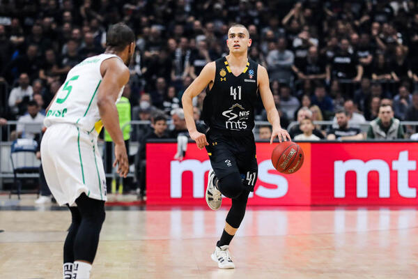 KOŠARKAŠ BURSE NAGRAĐEN ZA DOBRE PARTIJE U ARENI: Izabran je za MVP-ja osmine finala Evrokupa!