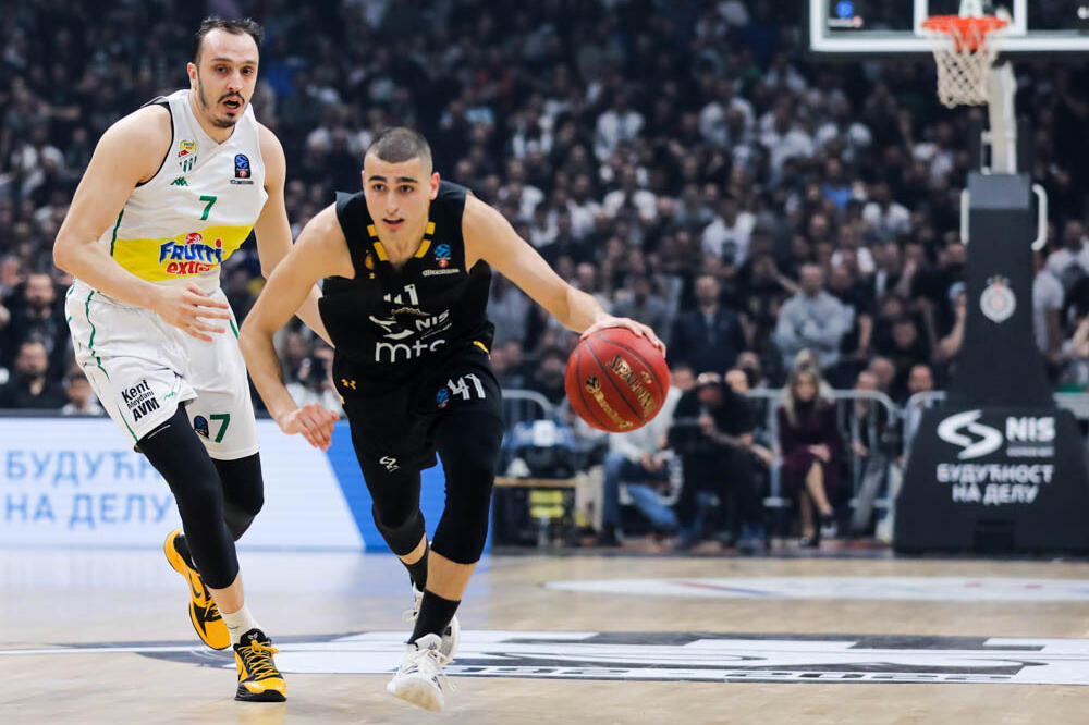 MADAR ODUŠEVIO GROBARE: Na terenu sipa iz svih pozicija, a tek kako peva! (VIDEO)