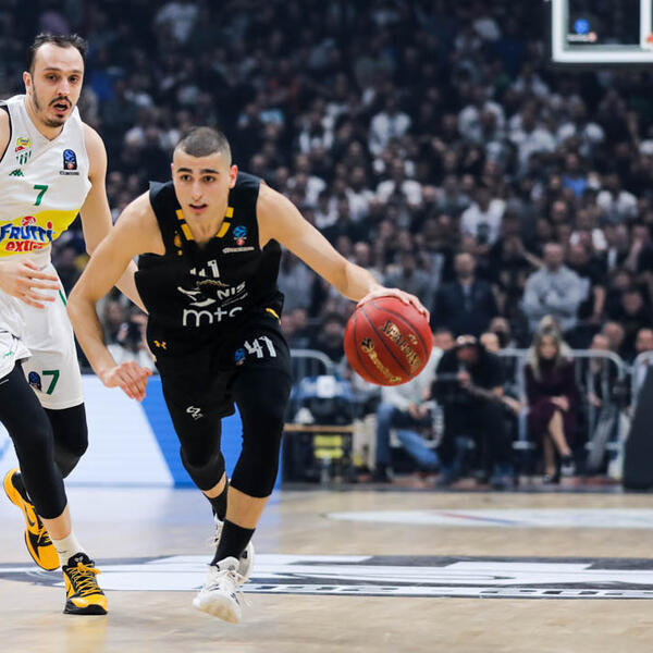 MADAR ODUŠEVIO GROBARE: Na terenu sipa iz svih pozicija, a tek kako peva! (VIDEO)