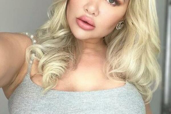 MAMA ISPUNJAVA FETIŠE STRANCIMA, I DAJU JOJ SVO BOGATSTVO: Nikome nije dosta ovog ATRIBUTA (FOTO)