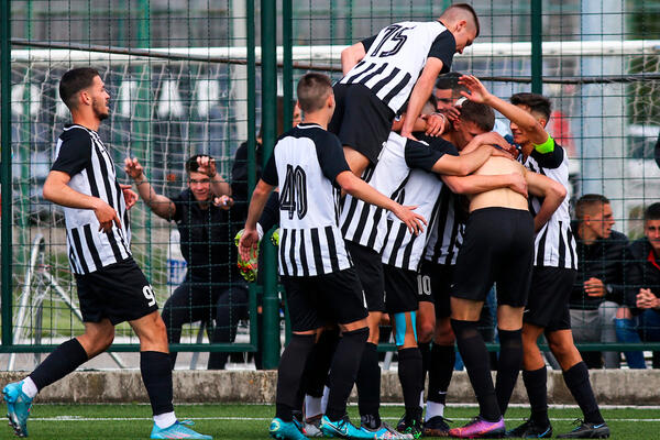 OMLADINCI CRNO - BELIH UBEDLJIVI U VEČITOM DERBIJU: Mnogi ne pamte ovakav rezultat, Zvezda ostaje na vrhu tabele!