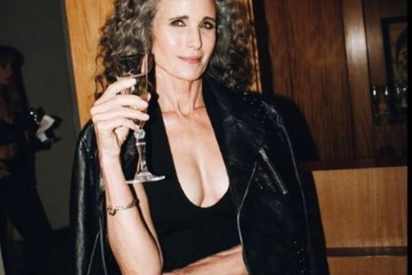 NIKAD NE BISTE POGODILI KOLIKO IMA GODINA: Izgleda bolje i od ĆERKI, evo u čemu je tajna (FOTO)